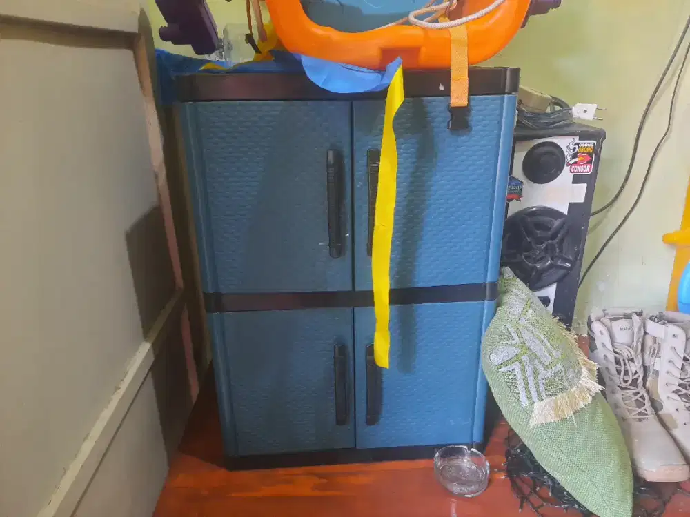 Lemari plastik ukuran sedang