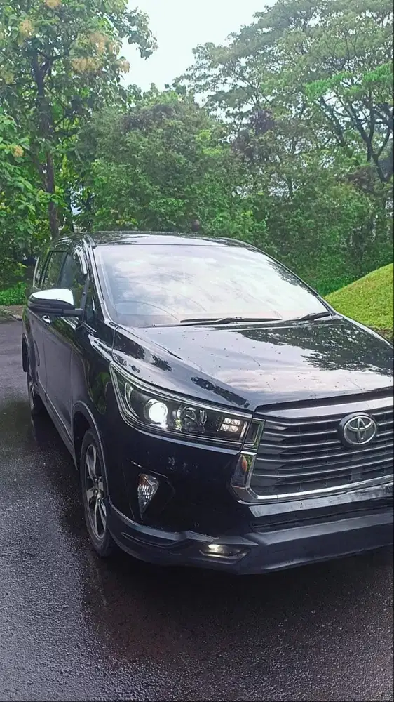 Toyota Innova Venturer 2.4 AT 2022 Hitam — Mewah, Tangguh