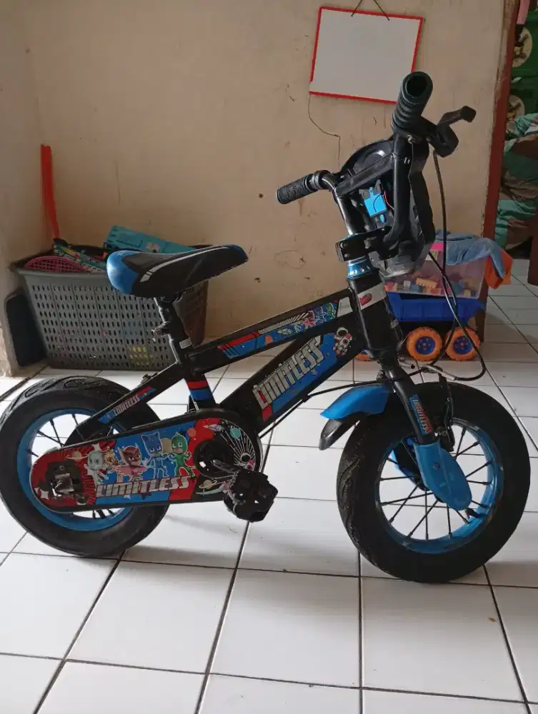Sepeda merek limitless uk 12
