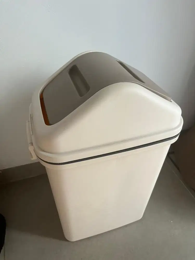 Tempat sampah plastik tertutup