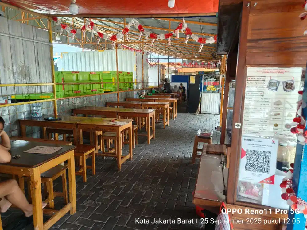 Mencari karyawati menjaga stand empek empek