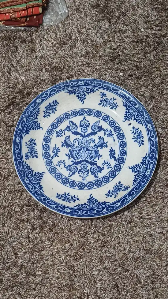 Sebuah piring eropa biru  putih .