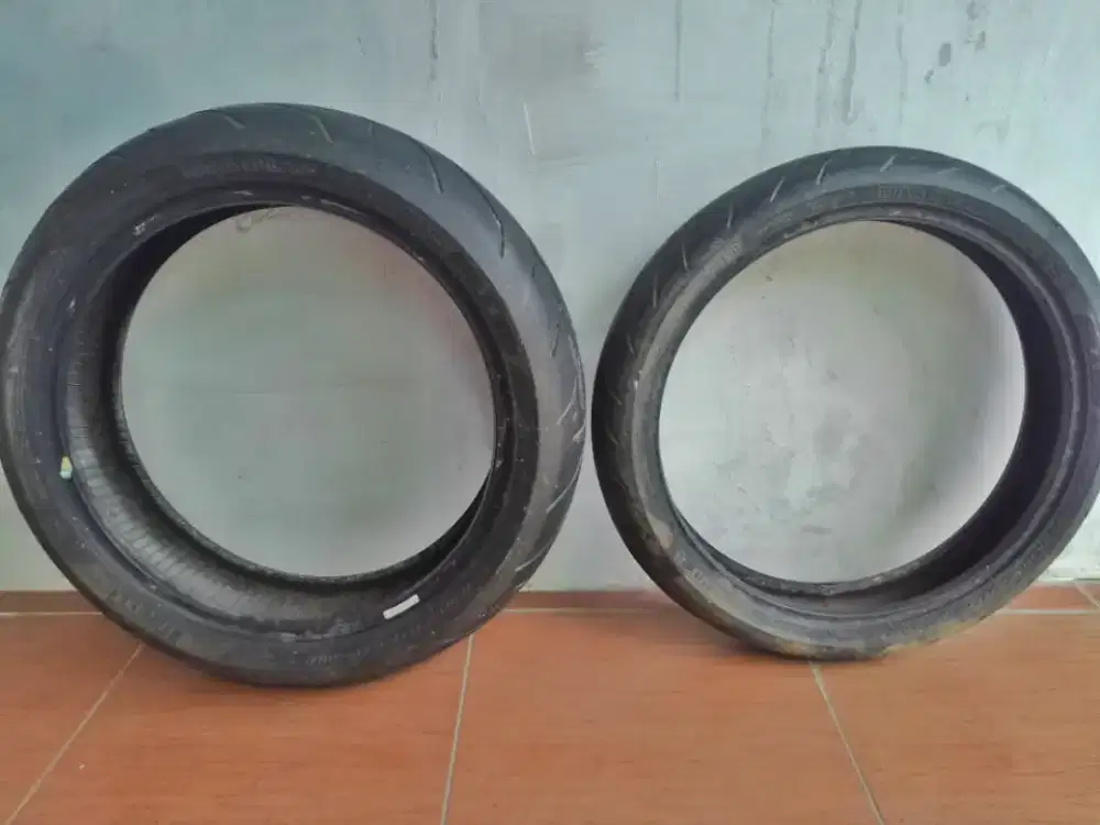 Sepasang ban tubless Pirelli Diablo Rosso R17