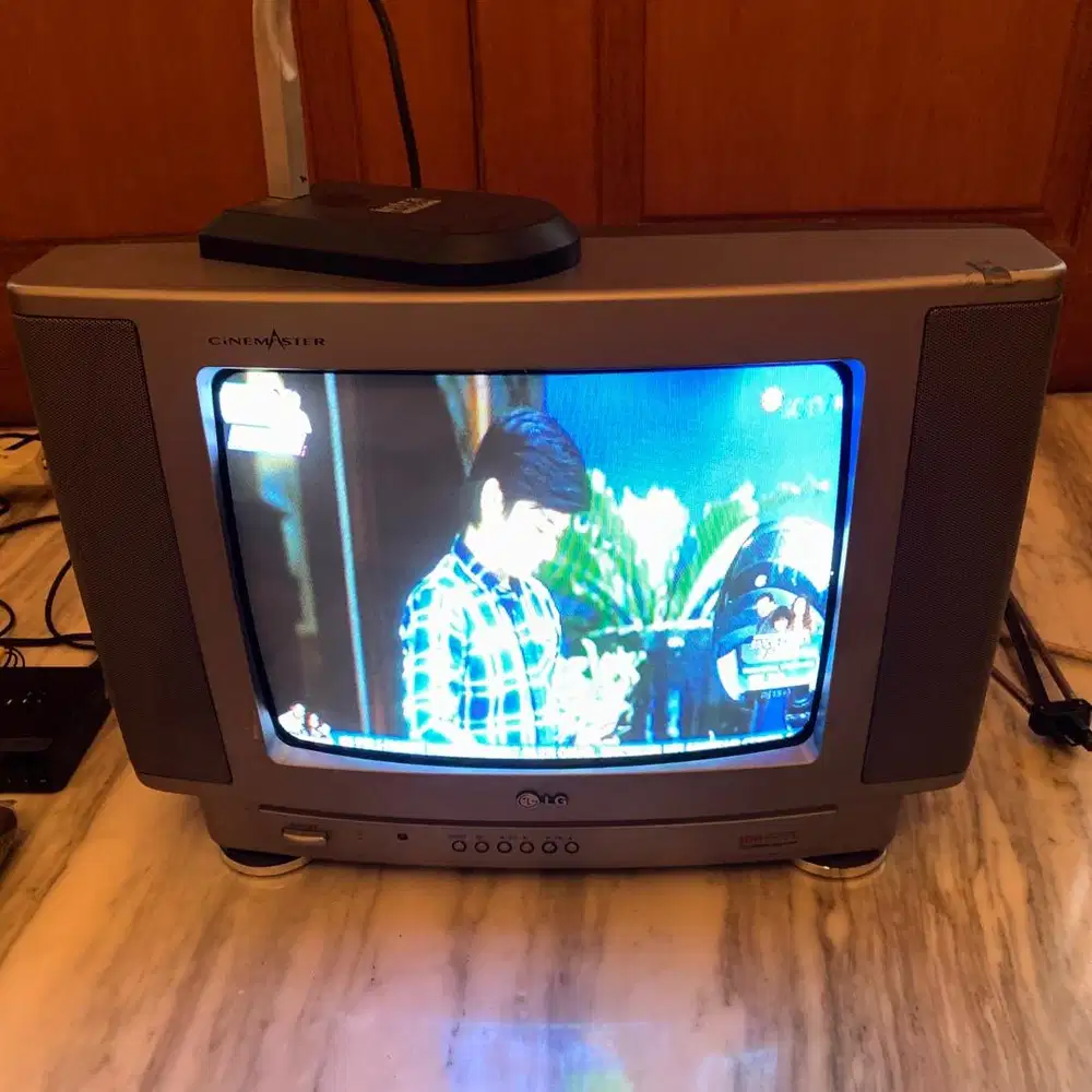TV Tabung LG 14 Inci Berwarna Lengkap Dengan Set Top Antena Indoor