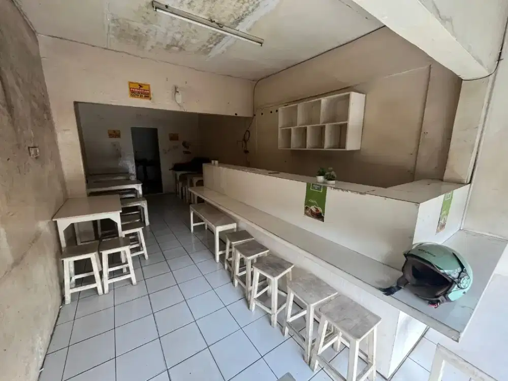 Dijual Semuanya Meja dan Kursi Serta rak dinding