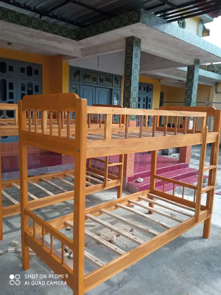 Tempat tidur dipan kayu