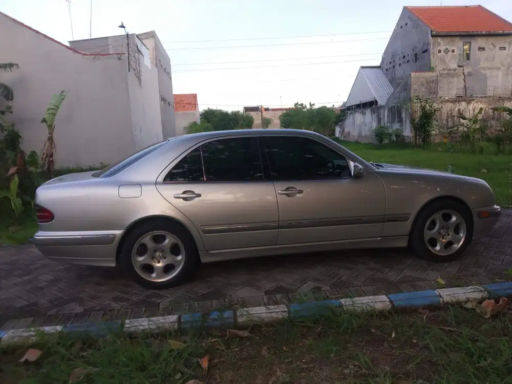 Mercedes-Benz E240 2002 Bensin