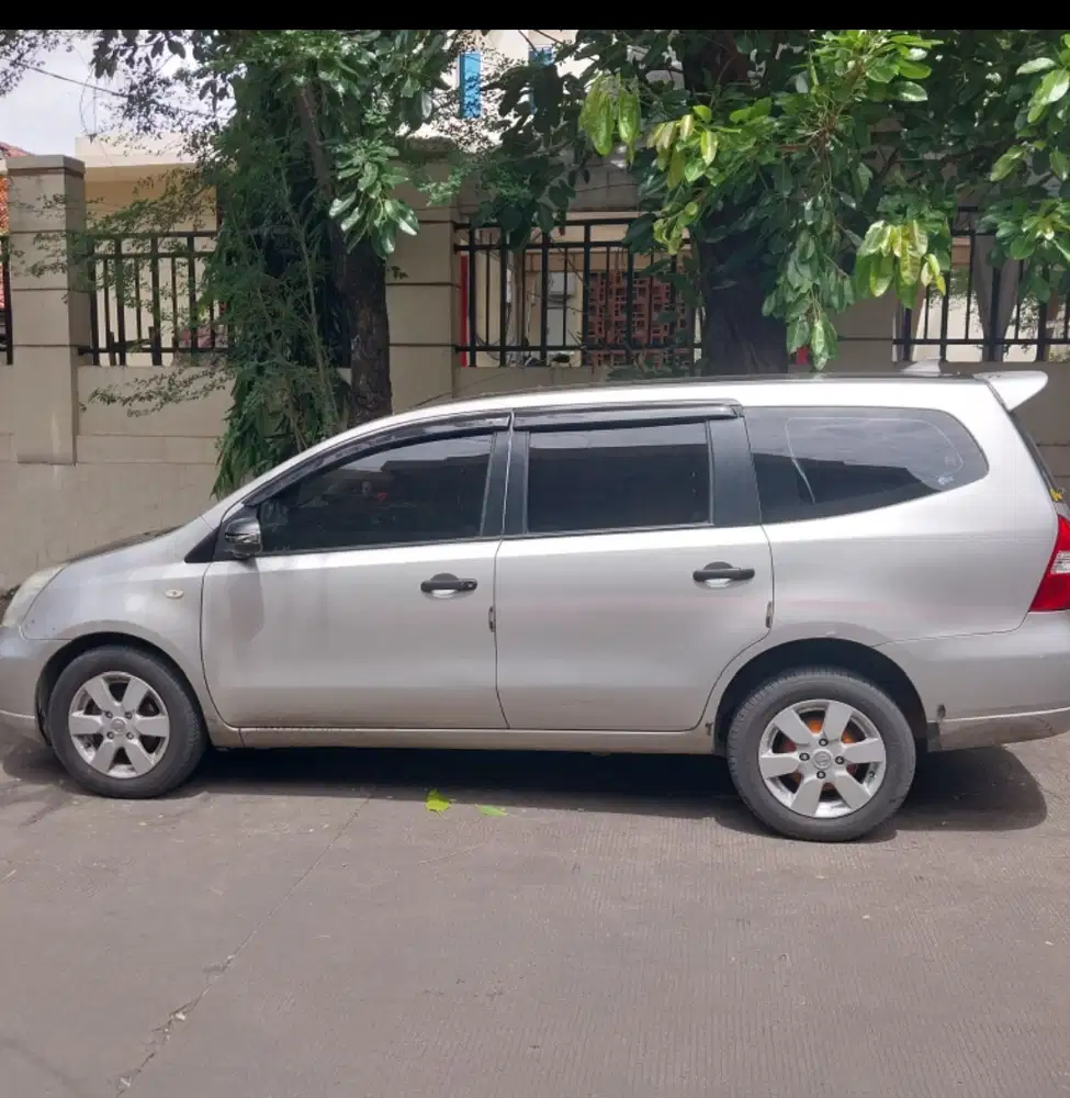 Nissan Grand livina 2010 Bensin
