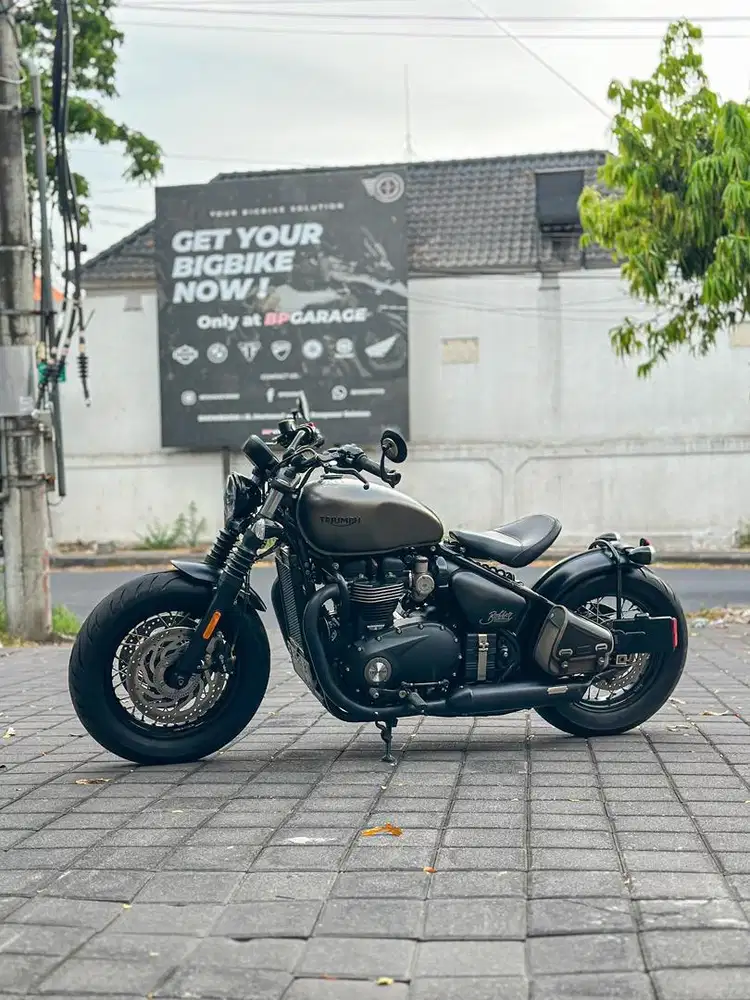 Triumph Bonneville Bobber 1200 Black Doube disc low odo rare color FP
