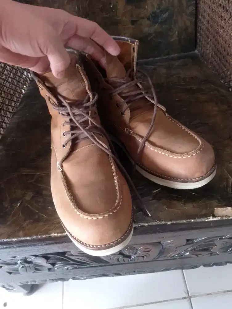 Dijual sepatu boots kulit sapi asli, nomor 42, kondisi seperti baru