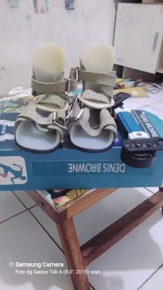 Sepatu terapi kaki bengkok ( kaki bebek )istilah kedokteran