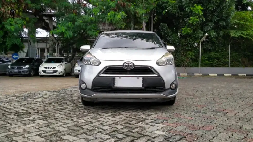 DP MURAH Toyota Sienta 1.5 E Bensin-AT 2018 Silver CKYDB