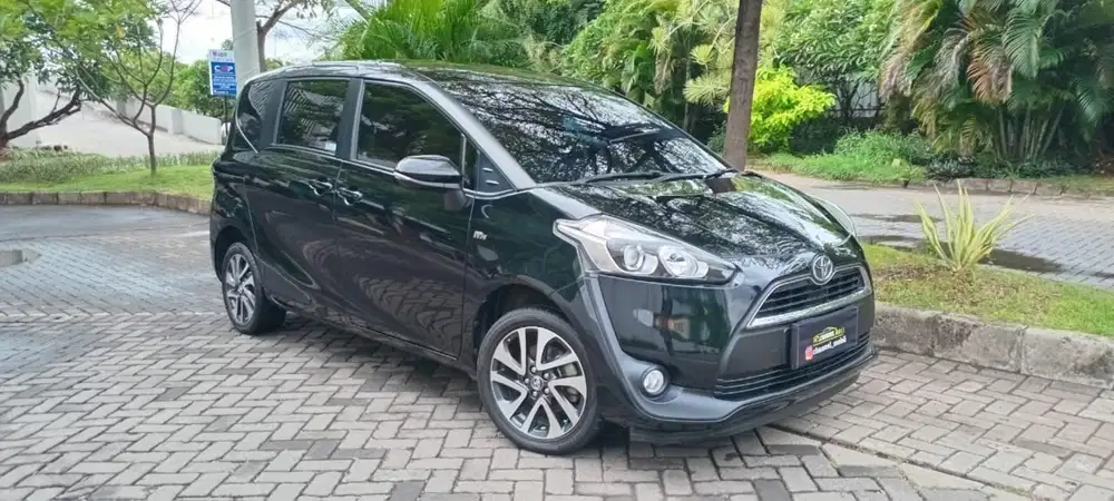 Toyota SIENTA 1.5 V  Hitam Metalic