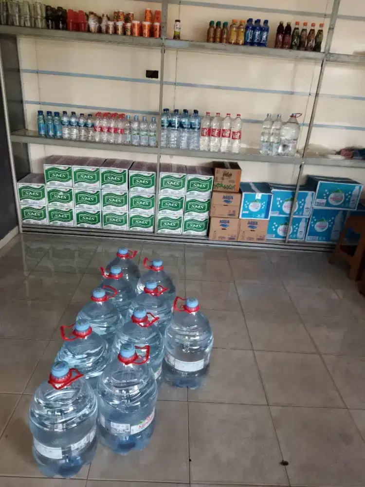 Air mineral Aqua, Vit dan lain lain.