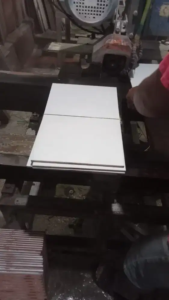 Keramik precut dan stepnosing