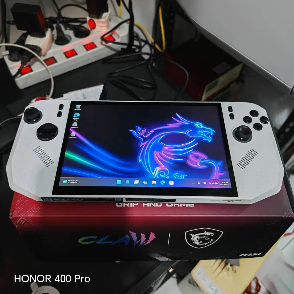 MSI CLAW 8 RYZEN Z2 EXTREME 24GB 1TB warna POLAR TEMPEST