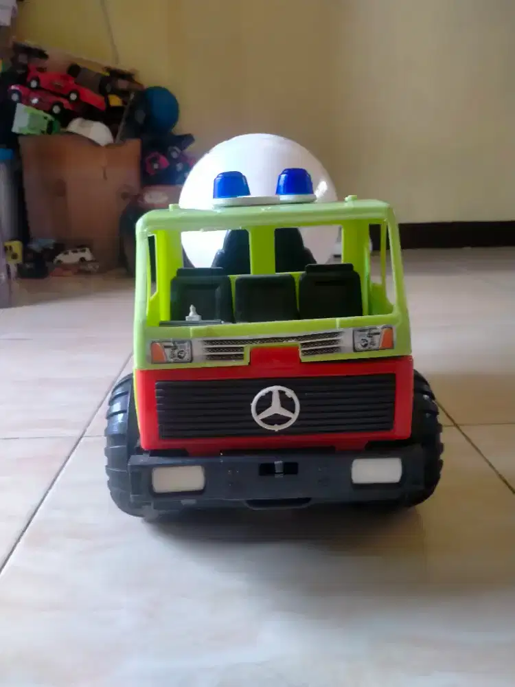 Mainan anak laki laki . Mobil molen