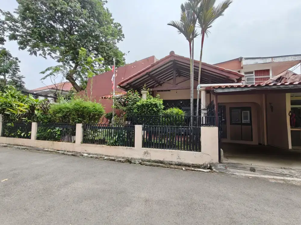 Rumah di pojok Luas tanah 270m2 area Cidodol Kebayoran lama,lokasi strategis dekat Permata Hijau.