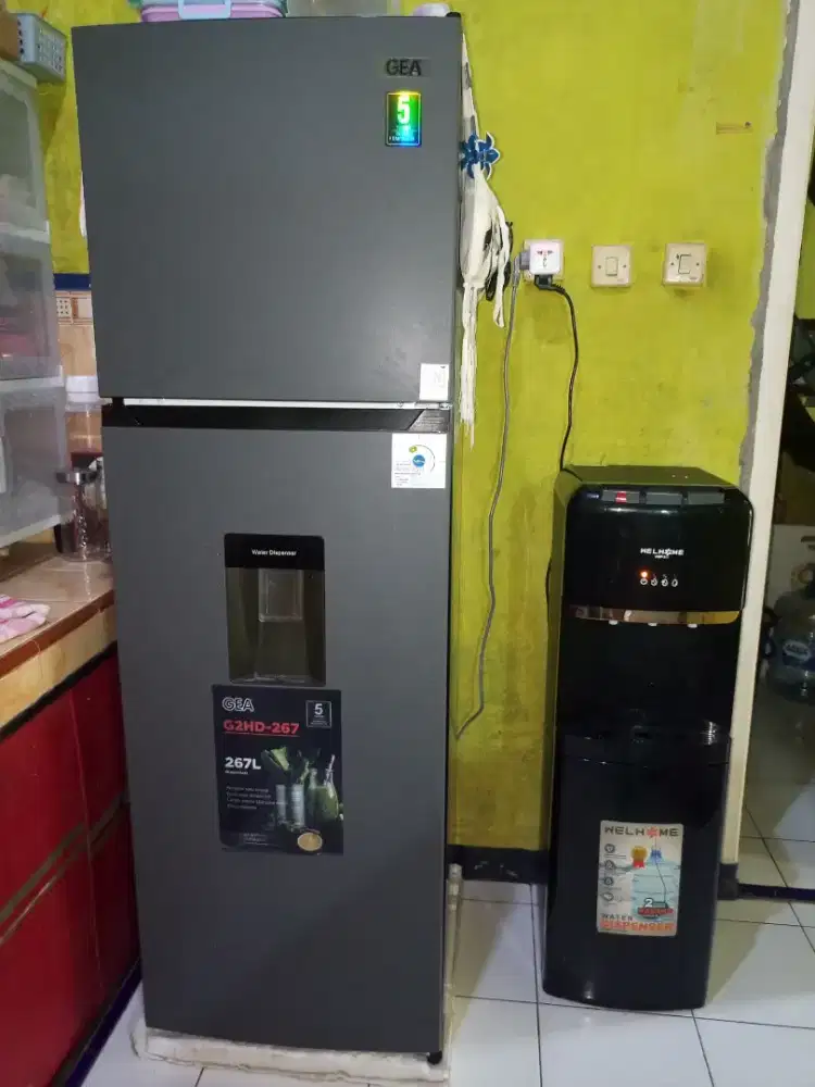Kulkas 2 pintu merk GEA water dispenser