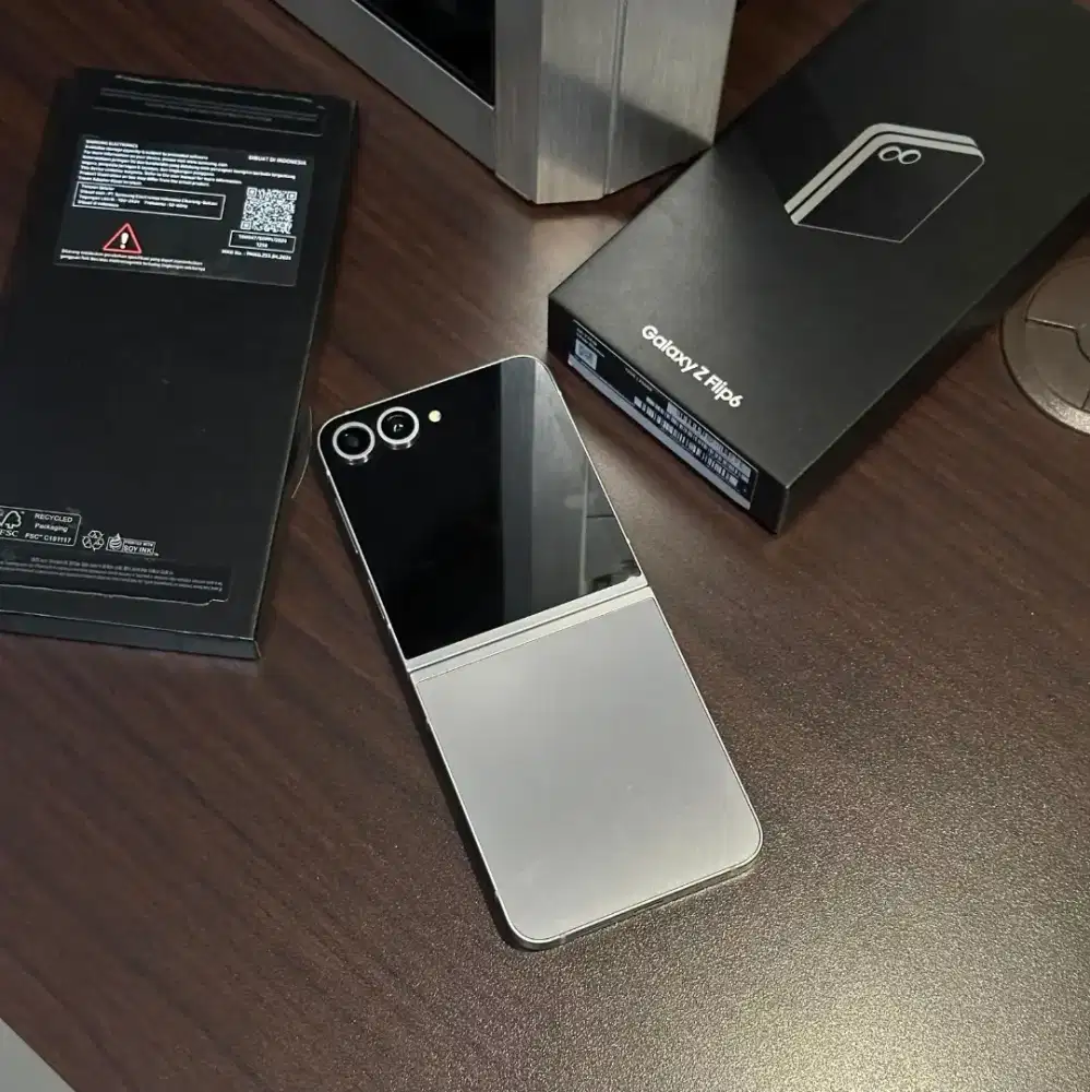 Samsung Galaxy Z FLIP 6 5G 12/256 Grey
Ex Garansi Resmi SEIN Indonesia