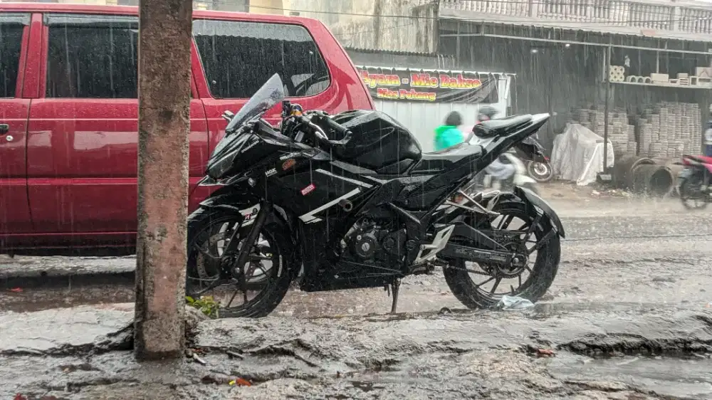 CBR 150r Hitam Putih