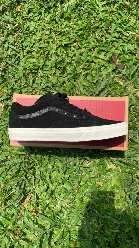 VANS OLDSKOOL SPIKES HITAM