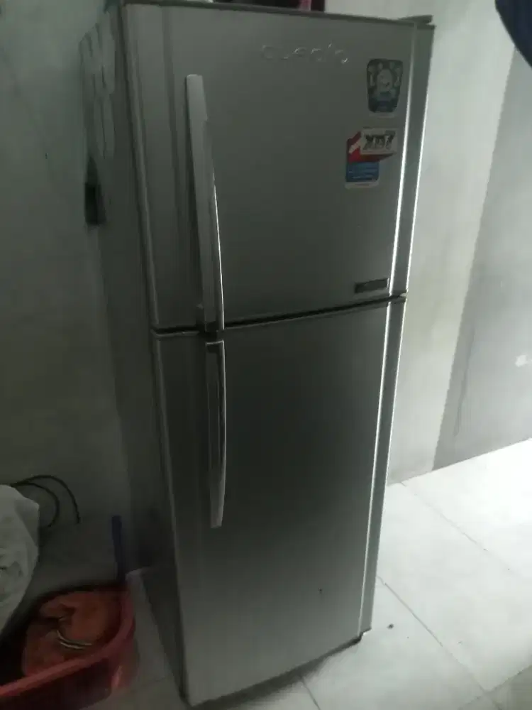 Kulkas 2 pintu merk thosiba glacio