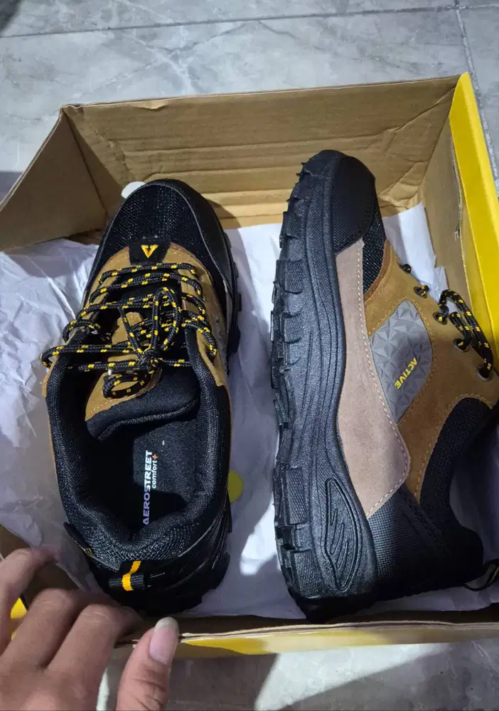 Wts sepatu gunung aero street, dibawah toko harganya ukuran 41