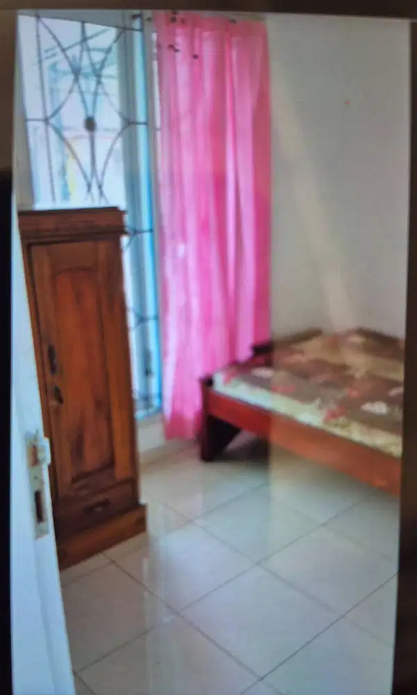 Disewakan rumah dengan fasilitas lengkap dan tenang buat belajar.