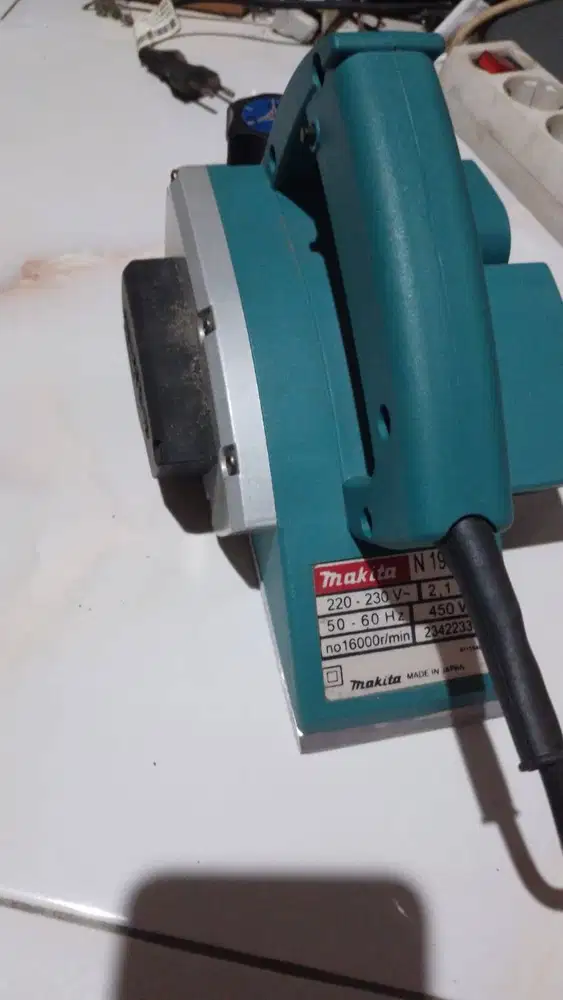 mesin serut kayu MAKITA N 1900 B