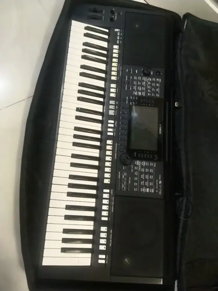 Keyboard Yamaha psr S775+ tas. Kondisi mulus terawat