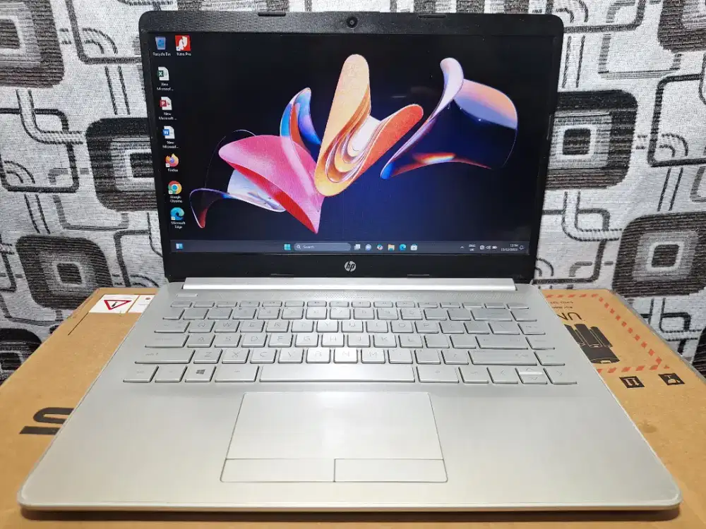 Laptop Hp 14s Amd A9 ram 8gb SSD slim bazelless siap pakai