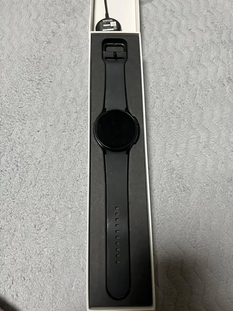Samsung Galaxy Watch4 Hitam Kondisi Bagus + Charger Asli