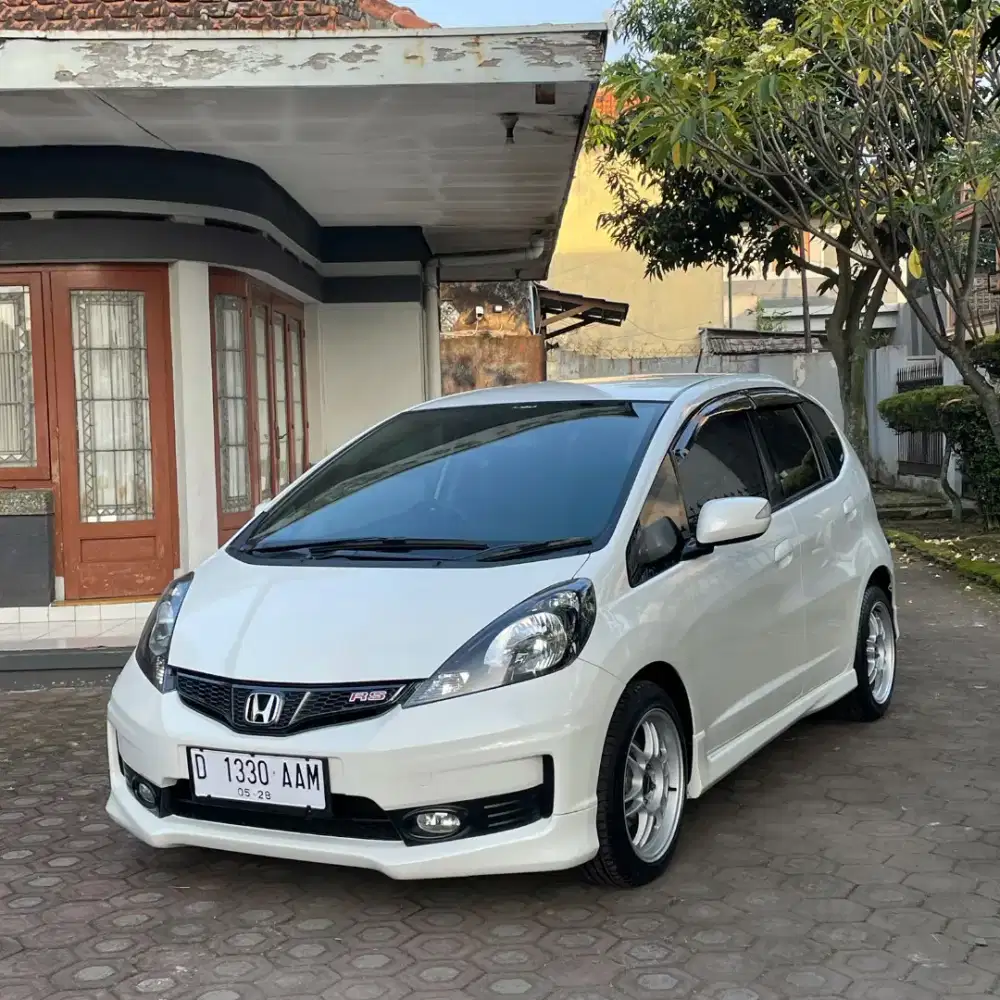 HONDA JAZZ RS GE8 2013 Automatic
Low KM 63 rb
Pajak STNK