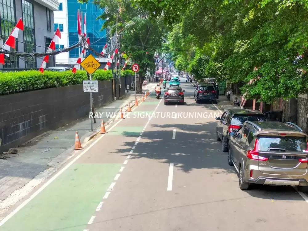 Rumah Tua Zona Komersial di Jalan Kebon Kacang Raya Lokasi Strategis