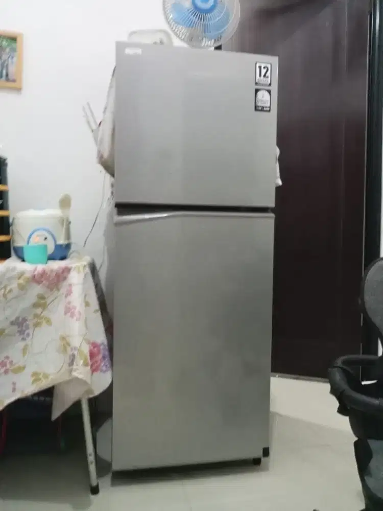 Dijual cepat kulkas 2 pintu polytron