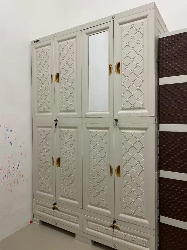 Dijual cepat 3 lemari barang sesuai difoto.