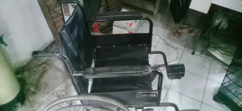 Dijual kursi roda second  merk CORONA harga nego tipis
