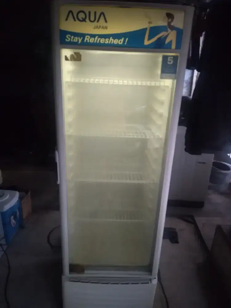 Kulkas pendingin minuman merk Aqua