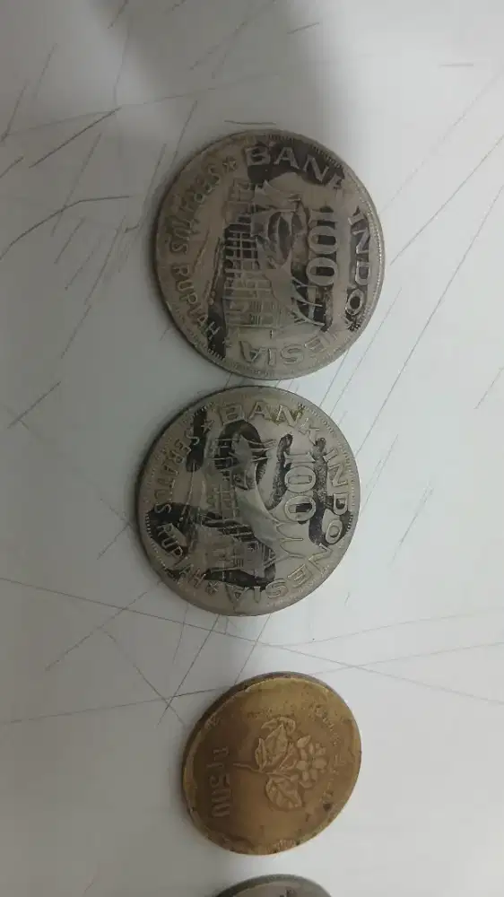 Uang koin 100 rumah gadang