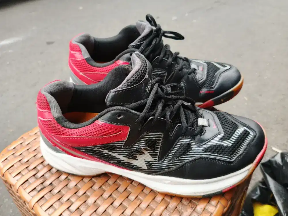 Jual Sepatu badminton eigle original size 40 bisa byar cod d tempat