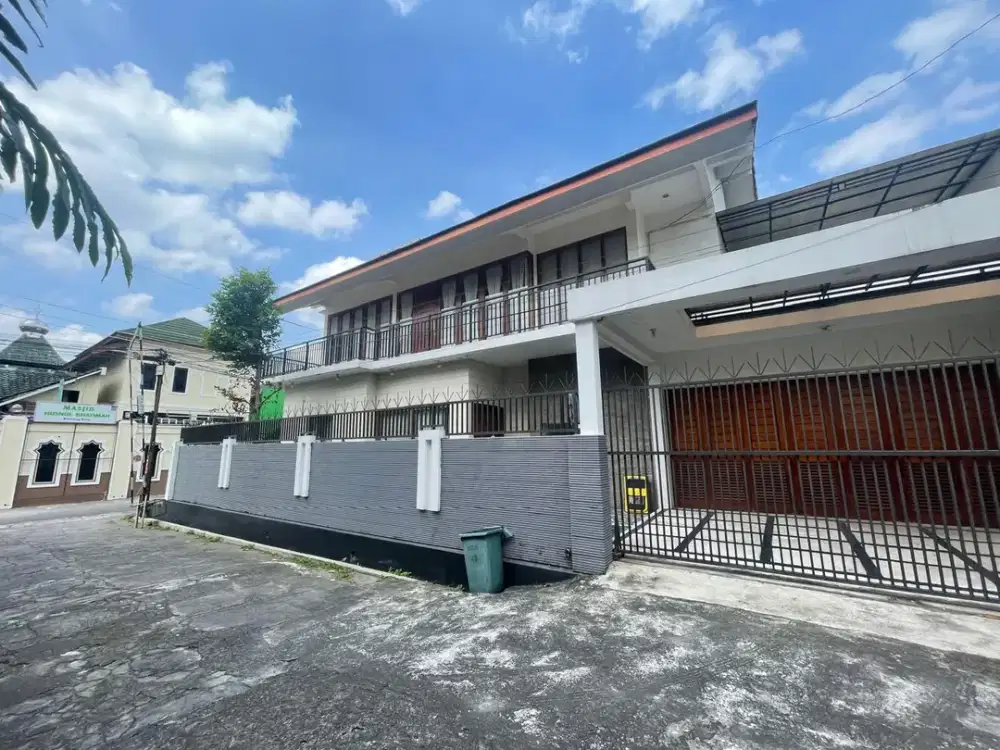 DIJUAL RUMAH MEWAH kamar 5 dengan 1 master bedroom  1 kamar mandi dalam 2 kamar art