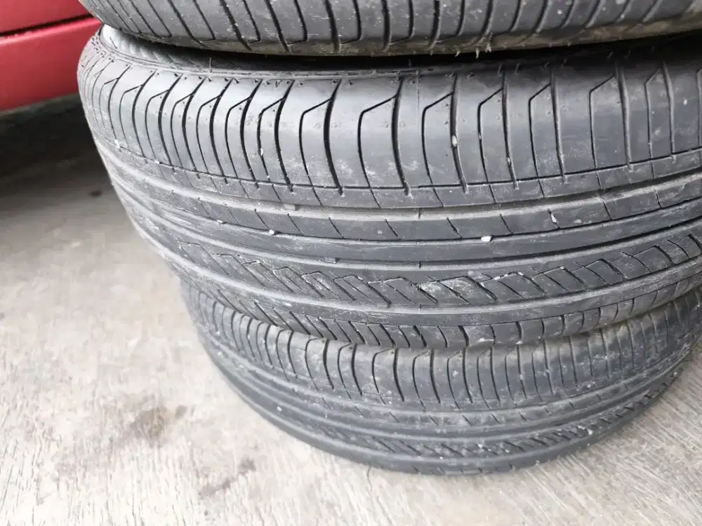 Ban bekas pakai kondisi bagus 89% Surabaya  untuk Ertiga uk185/65 R15