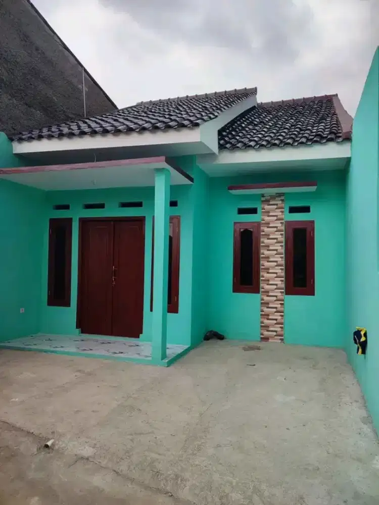 Rumah terdekat ke stasiun dan jalan raya