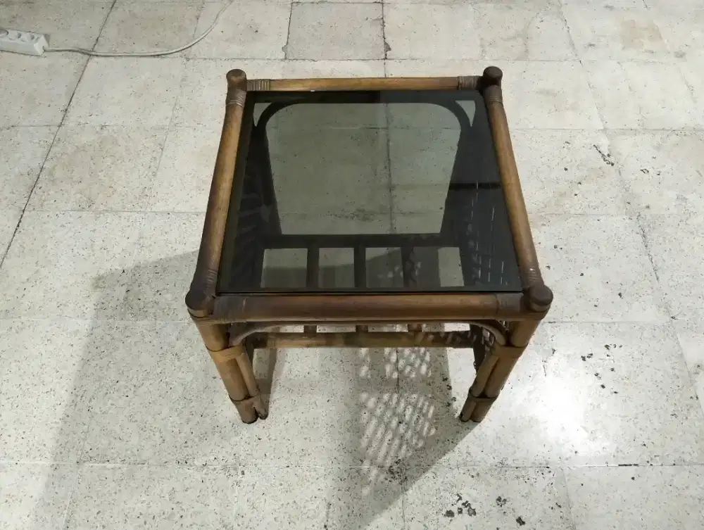 Meja rotan dan kaca tebal