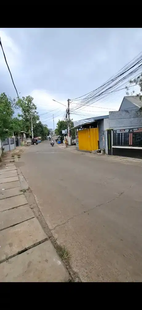 Pinggir jalan dekat akses Tol ada imb