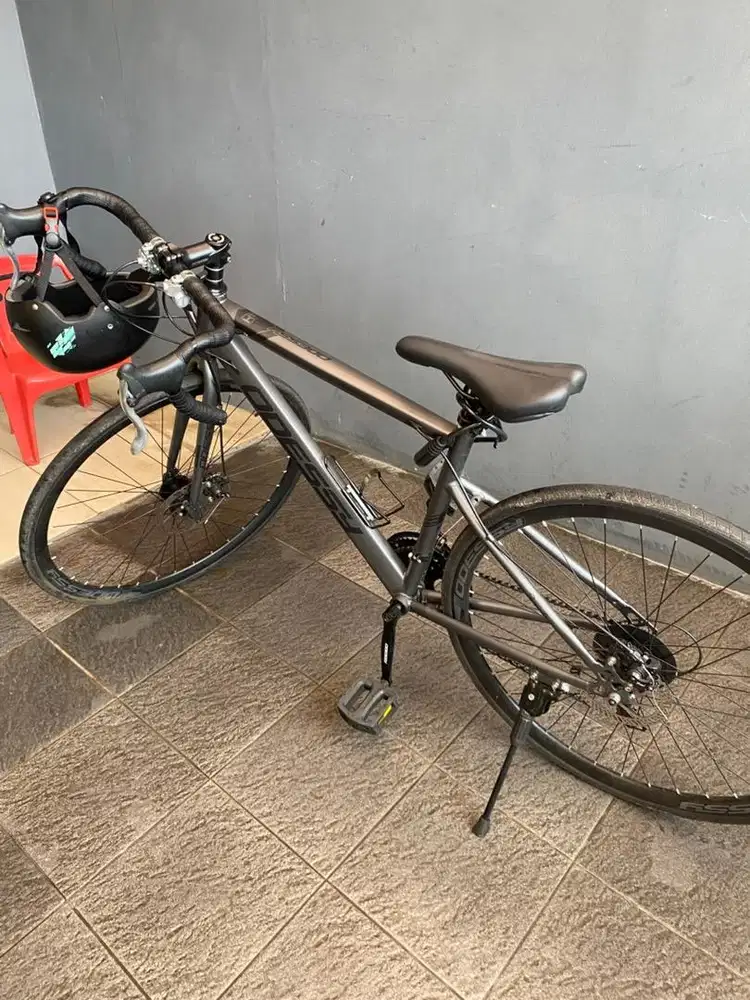 SEPEDA ROAD BIKE SEPERTI BARU