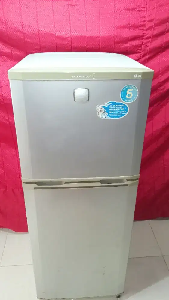 kulkas 2 pintu
merek LG
semua normal
masih mulus 
no minus