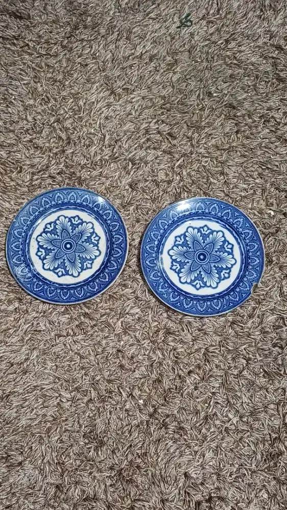 Dua buah piring eropa biru putih.