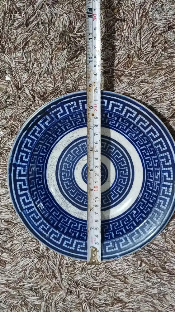 Dua buah piring eropah biru putih.